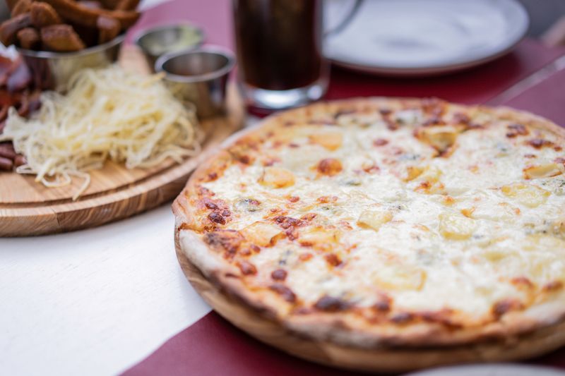 Four-cheese pizza blend with crispy crust